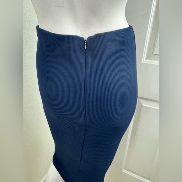 Nadia Tarr Elegant Navy Blue Ribbed Skirt Size Large.    #207 - Picture 7 of 11